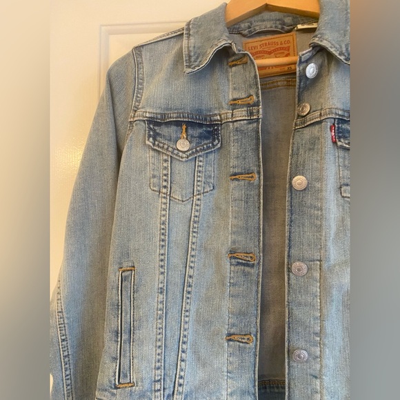 Authentic Levi’s Denim Jacket - Picture 5 of 8